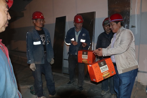 澄合分公司領(lǐng)導(dǎo)中秋國(guó)慶深入一線慰問干部職工