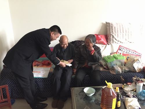 礦建二公司慰問困難職工，送去企業(yè)關(guān)愛